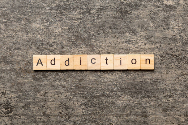 Mot addiction écrit sur un bloc de bois. Addictiontext sur table, concept. - Photo, image