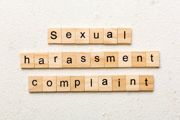 Molestie sessuali denuncia parola scritta su blocco di legno. molestie sessuali denuncia testo sul tavolo, concetto
. - Foto, immagini