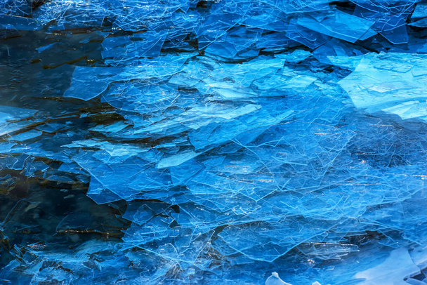 Superficie de hielo del río. La textura de los fragmentos de hielo y agua durante el período de formación de hielo. Fondo de invierno. - Foto, Imagen