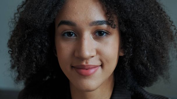 Retrato bonito positivo Africano americano étnico mulher menina milenar estudante freelancer sonhador elegante modelo com cabelo encaracolado sonhando planejar pensamentos olhando para câmera sorrindo sorriso saudável - Foto, Imagem