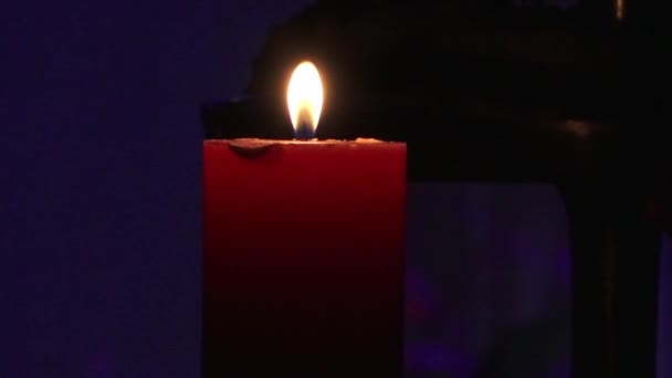 Dzień Pamięci ze świecami. Zapaliły się świece pamiątkowe. Płomienie świec palą się na cmentarzu. - Materiał filmowy, wideo