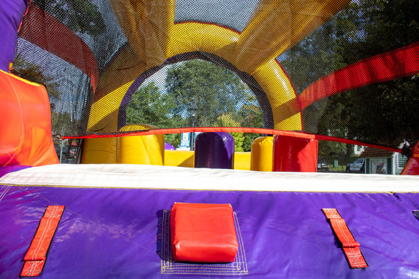 желтый красный фиолетовый весело надувной весело дом для детей играть - Фото, изображение