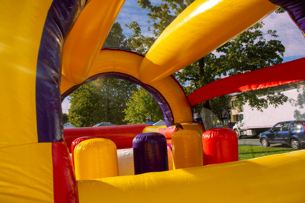 gelb rot lila lustiges aufblasbares Spaßhaus für Kinder zum Spielen - Foto, Bild