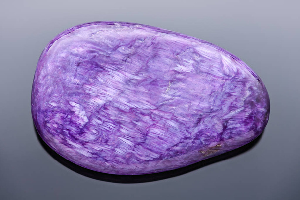 Charoite tumblestone - Foto muito nítida e detalhada de uma pedra rara e bonita que só pode ser encontrada na República de Sakha (Yakutia, Rússia). - Foto, Imagem