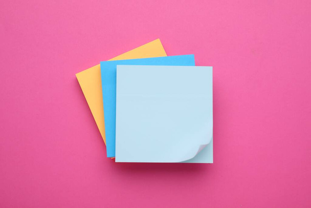 Colorful empty notes on pink background, top view - Φωτογραφία, εικόνα