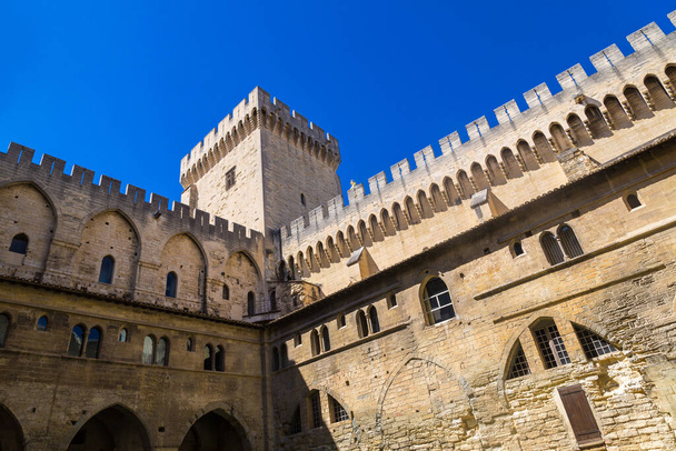 Papal palace in Avignon in a beautiful summer day, France - Foto, Imagen