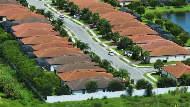 Kilátás fentről sűrűn épített lakóházak zárt nappali klubok Dél-Floridában. Amerikai álomházak, mint az amerikai külvárosok ingatlanfejlesztésének példája. - Felvétel, videó
