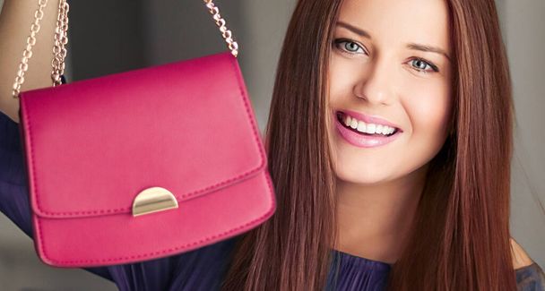 Moda e acessórios, mulher bonita feliz segurando pequena bolsa rosa com detalhes dourados como acessório elegante e conceito de compras de luxo - Foto, Imagem