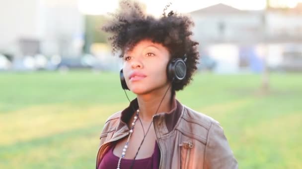 Gelukkig Afrikaanse girl luisteren muziek - Video