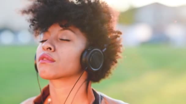 chica africana feliz escuchando música
 - Imágenes, Vídeo