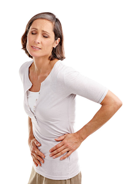 Эти спазмы очень сильные. Студийный снимок зрелой женщины, испытывающей боль в животе - Фото, изображение