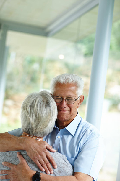 Wir alle brauchen eine Schulter, an der wir weinen können. ein älterer Mann tröstet seine Frau - Foto, Bild