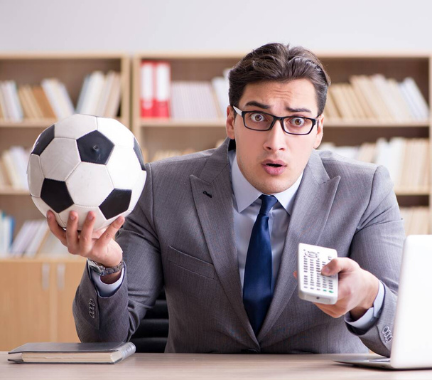De zakenman met voetbal in functie - Foto, afbeelding
