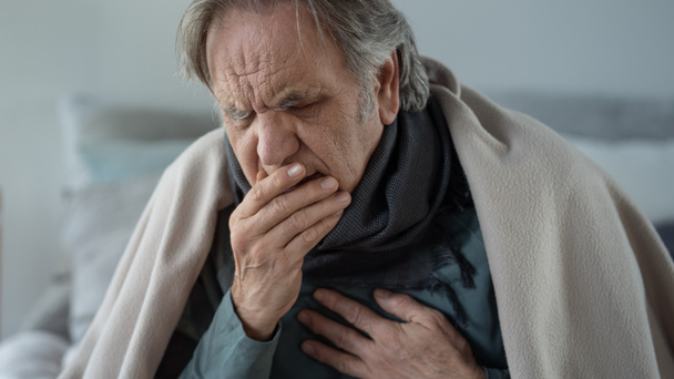 Retrato de un anciano tosiendo - Foto, imagen