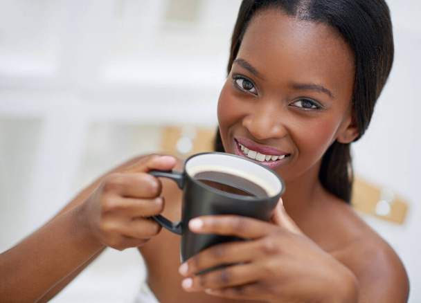 Ничто не будит меня лучше. Молодая этническая женщина, наслаждающаяся чашкой кофе - Фото, изображение