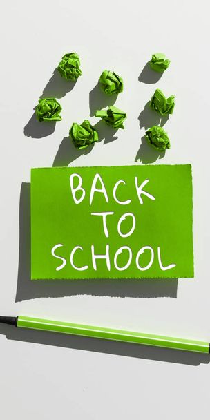 Κείμενο που δείχνει έμπνευση Επιστροφή στο σχολείο, Εννοιολογική φωτογραφία Νέοι εκπαιδευτικοί Φίλοι Βιβλία Στολές Προώθηση Δίδακτρα - Φωτογραφία, εικόνα