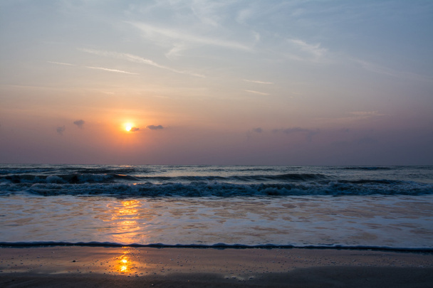 Рассвет на пляже Сампрая в национальном парке Самройод, Пранбури, Очуап Хири Хан, Таиланд
 - Фото, изображение