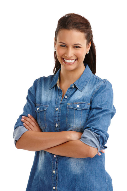 Piękny uśmiech. Studio portret atrakcyjnej młodej kobiety stojącej z ramionami złożonymi na biało - Zdjęcie, obraz