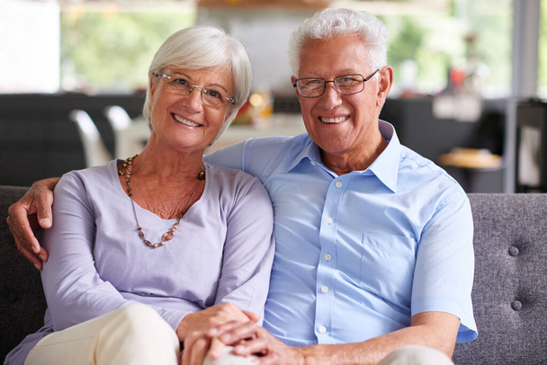 退職は私達の結婚の最もよい部分である。一緒に座っている老夫婦の肖像 - 写真・画像