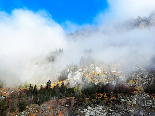 Misztikus alacsony őszi felhők és tipikus hegyi köd a svájci alpesi területen a Taminatal folyó völgye felett, Vaettis - Szent Gallen kanton, Svájc (Kanton St. Gallen, Schweiz) - Fotó, kép
