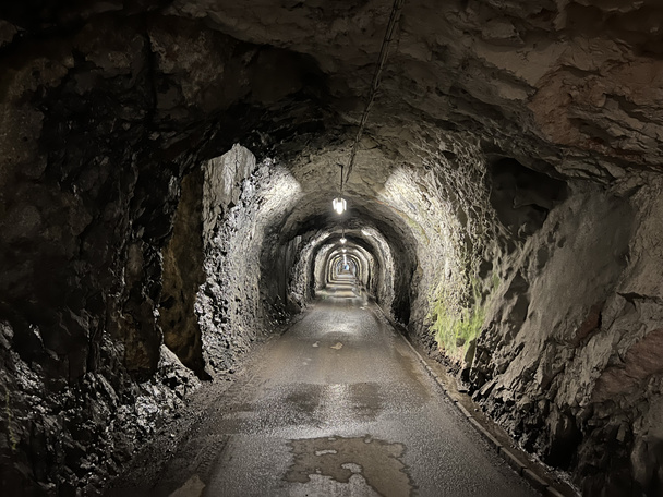 Тунелі з пішохідними дорогами біля водосховища Gigerwaldsee (Гігервальдське озеро) у Tectonic Arena Sardona (UNESCO-Welterbe Tektonikarena Sardona), Vaettis - Switzerland (Schweiz)) - Фото, зображення