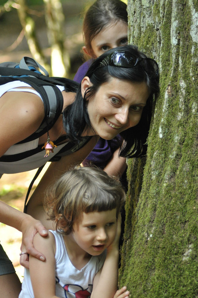 Família, mãe com sua filha e filho em uma viagem na floresta
 - Foto, Imagem