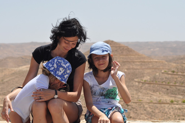 Οικογένεια για έναν περίπατο στην Τυνησία. Τα παιδιά. playand διασκέδαση. Αφρική, - Φωτογραφία, εικόνα