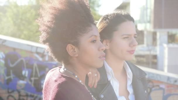 filles multiethniques amis en ville
 - Séquence, vidéo