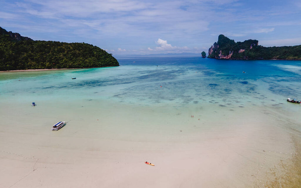 Drone vue aérienne sur la plage de Loh Dalum avec des bateaux à queue longue et turqouse couleur océan Koh Phi Phi Don le matin, Koh Phi Phi Island Thaïlande.  - Photo, image