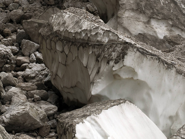 La visuale dei lavoratori copre il ghiacciaio della Marmolada durante l'estate impedendo lo scioglimento del ghiaccio, Trentino-Alto Adige, Italia. - Foto, immagini
