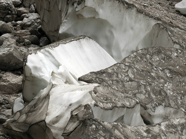 Het uitzicht van de werknemers omvat de gletsjer van Marmolada in de zomer ter voorkoming van het smelten van ijs, Trentino-Alto Adige, Italië. - Foto, afbeelding