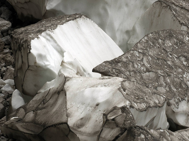 Вид робітників покриває льодовик Мармолада протягом літа, запобігаючи таненню льоду, Трентіно-Альто-Адіж, Італія.. - Фото, зображення