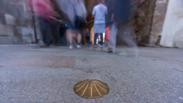 Захопливий час прохід Сантьяго до площі Обрадойро з фокусом на мушлі паломників. - Кадри, відео
