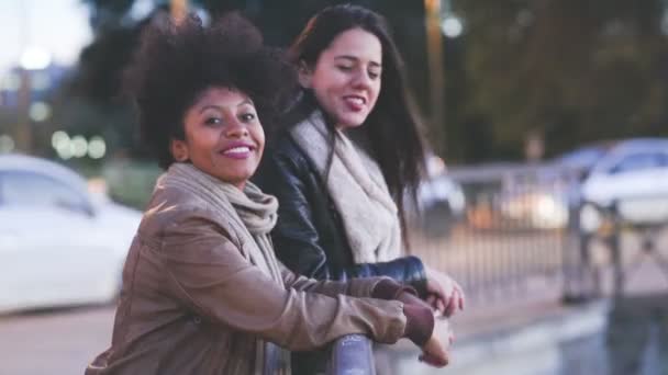 multiethnische Freundinnen in der Stadt - Filmmaterial, Video
