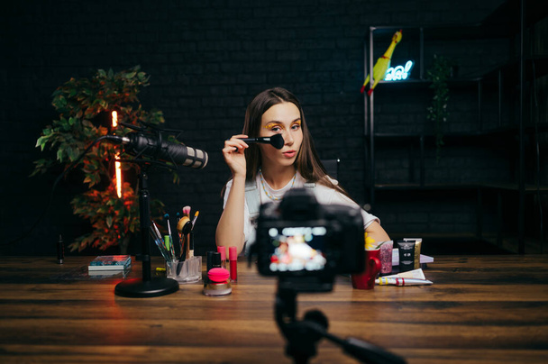 Beauty blogger woman shows a make-up master class to the camera, uses her knuckles and looks into the camera lens. Beauty photo. - Valokuva, kuva