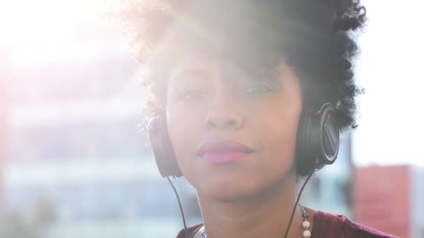 ευτυχισμένος κορίτσι αφρικανική ακούγοντας μουσική - Πλάνα, βίντεο