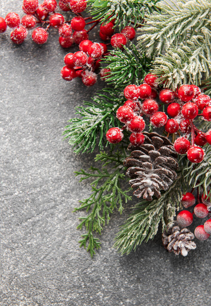 Weihnachtlicher Hintergrund. Tannenbaumschmuck auf schwarzem Beton mit Kopierraum. Weihnachts- oder Neujahrskarte - Foto, Bild