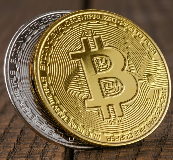Bitcoin munt op de houten achtergrond - Foto, afbeelding