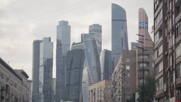 Kaunis näkymä Moskovan kaupunkiin. Toimintaa. Kaunis maisema, jossa on valtavia korkeita rakennuksia kaupungin keskustassa, jotka koostuvat yli 100 kerroksesta ja asuinrakennuksista, voidaan nähdä lähellä. Korkea - Materiaali, video