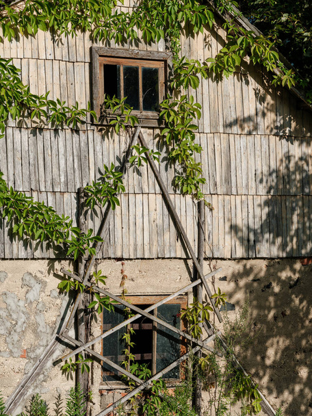 vanha maaseutu rakennus arkkitehtuuri yksityiskohtia seinät ja ikkunat - Valokuva, kuva