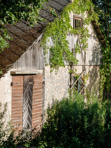 старовинна сільська будівля архітектура деталі зі стінами та вікнами
 - Фото, зображення