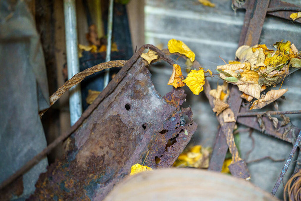錆やほこりで覆われた古い錆びたトラクターの詳細と閉鎖。ヴィンテージメタル詳細 - 写真・画像