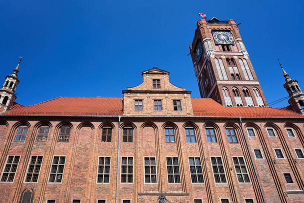 A történelmi gótikus városháza homlokzata és tornyai Torunban, Lengyelországban - Fotó, kép