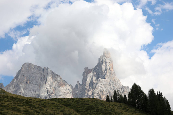 vuoristo panoraama Italian alppien vuoristossa ryhmä Dolomiitit nimeltään Pale di San Martino Pohjois-Italiassa - Valokuva, kuva