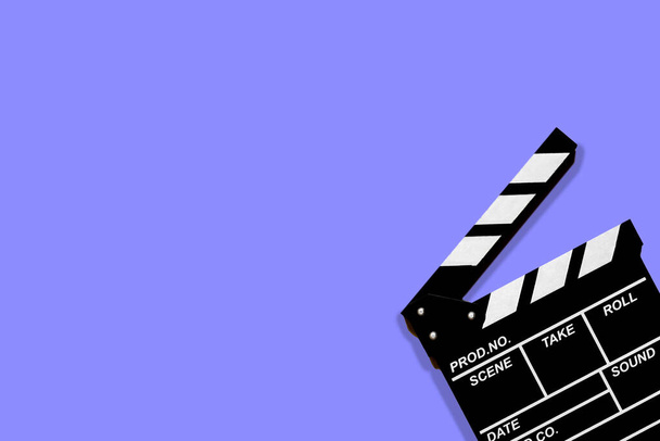 Клапперборд фильма для съемки видео и фильмов на сиреневом фоне много места для текста - Фото, изображение