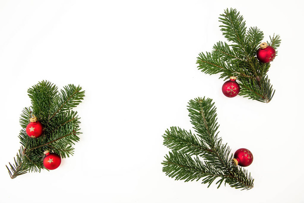 Natal Fir galhos isolados no fundo branco. Decoração de Natal, ramo de pinho fresco e bugiganga vermelha. - Foto, Imagem