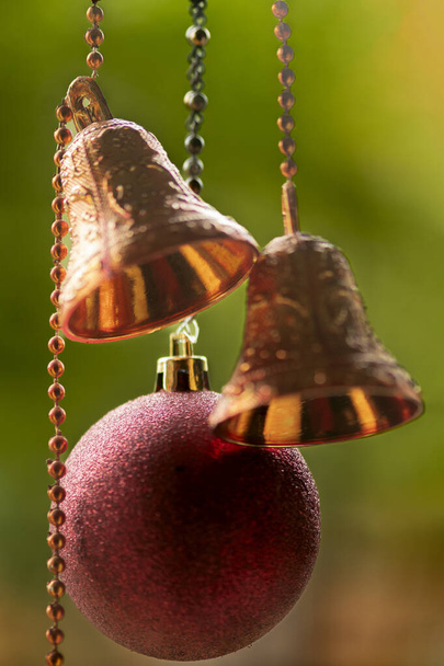 Bola de Navidad y campana en primer plano - Foto, Imagen