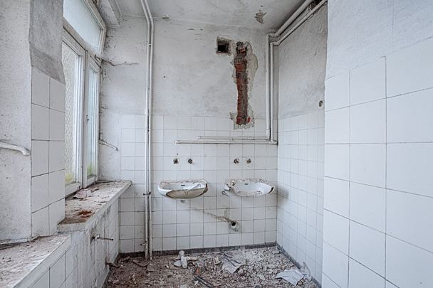 Devastated bathroom full of dirt and dust - Foto, Imagen