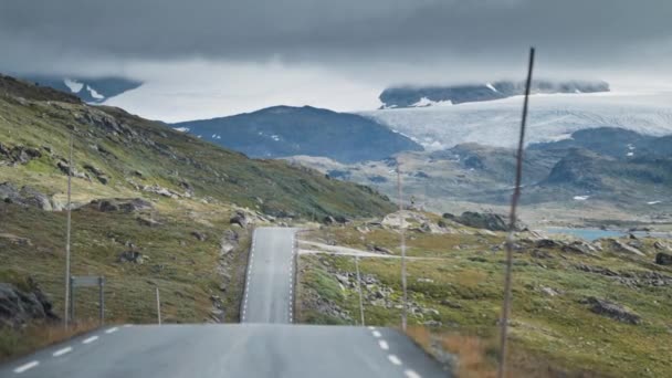 Sognefjellsvegen - najwyższa górska przełęcz w Europie Północnej. Wąska droga wieje przez ostry nordycki krajobraz. Wysokiej jakości materiał 4k - Materiał filmowy, wideo