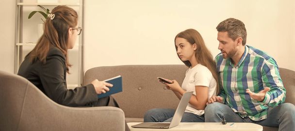 Psychologist give family therapy for dad mom and daughter girl, psychology. worried father talk to family psychologist about phone addicted child, family. - Foto, afbeelding